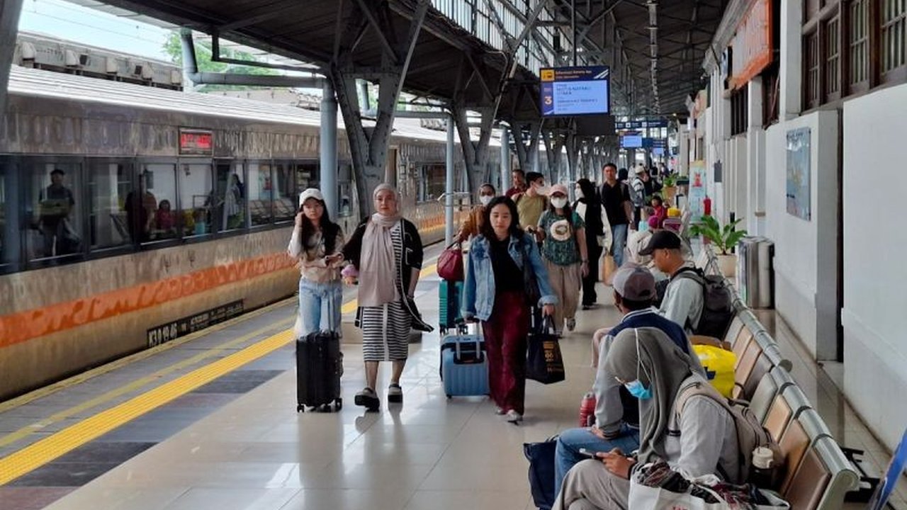PT Kereta Api Indonesia (Persero) mengumumkan **penjualan tiket KAI Nataru 2025/2026** mencapai 4,1 juta, melampaui target dan capaian tahun lalu, menandakan tingginya mobilitas masyarakat.