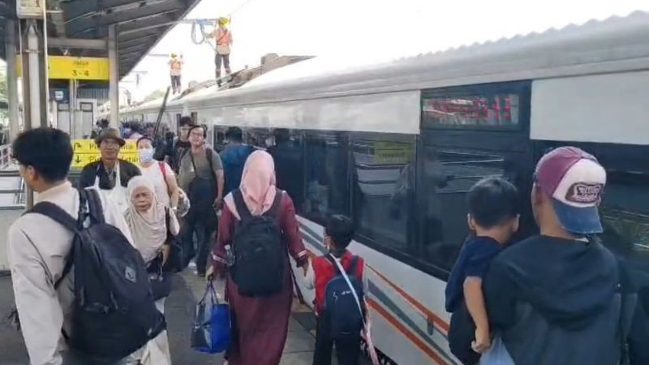 PT KAI Daop 3 Cirebon mencatat 9.312 penumpang pada puncak arus balik libur Natal 2025 dan Tahun Baru 2026, menandai tingginya mobilitas masyarakat di awal tahun.