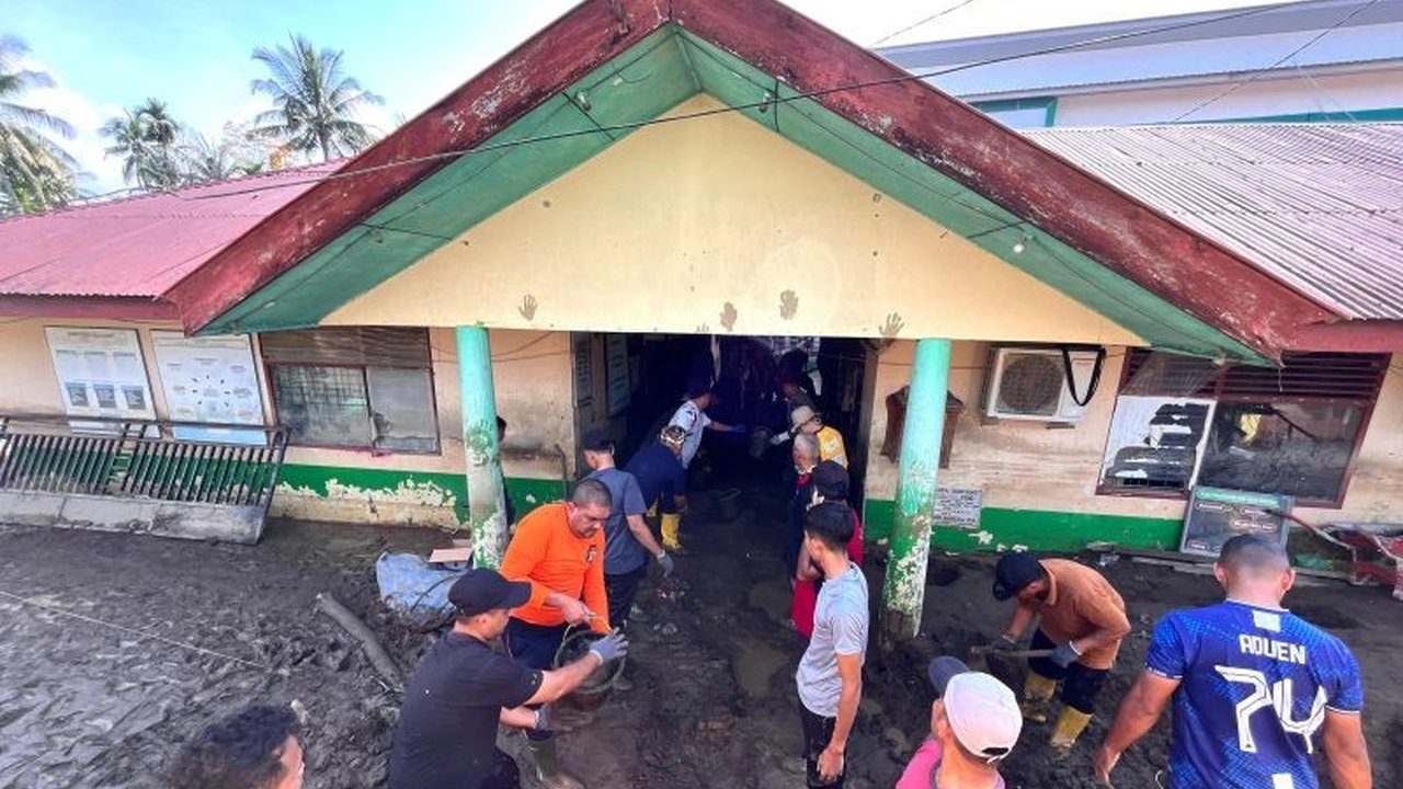 ASN Kemenag Aceh Besar menunjukkan kepedulian dengan tangani banjir di MIN 4 Pidie Jaya, membersihkan lumpur, dan menyalurkan bantuan, memastikan proses belajar mengajar segera pulih.