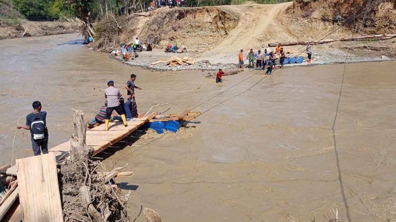 Kolaborasi Polri, TNI, dan masyarakat berhasil membangun jembatan darurat Aceh Tengah di Sungai Kala Ili, memastikan akses vital kembali terbuka setelah terputus akibat banjir.