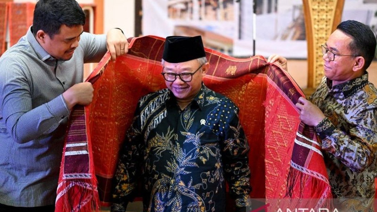 Sumatra Utara menerima Rp852 miliar untuk Revitalisasi Sekolah di 897 lembaga pendidikan. Menteri Pendidikan Dasar dan Menengah Abdul Mu'ti berharap bantuan ini dimanfaatkan optimal demi mutu pendidikan.