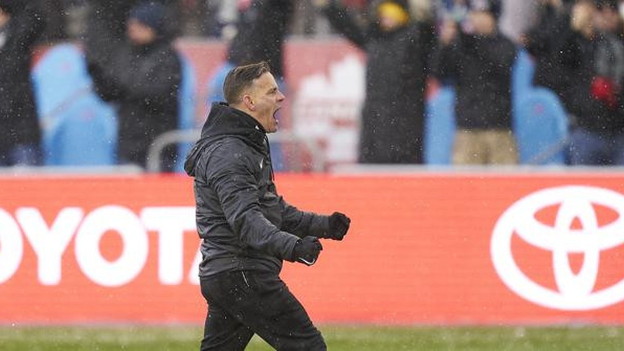 Pelatih timnas Kanada, John Herdman tak dapat menutupi rasa bahagianya usai bisa meloloskan Kanada ke Piala Dunia 2022. (AFP/Geoff Robins)