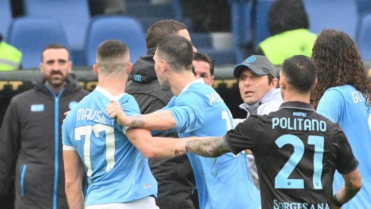 Tensi tinggi pertandingan Lazio kontra Napoli di ajang Liga Italia. (Alberto PIZZOLI / AFP)