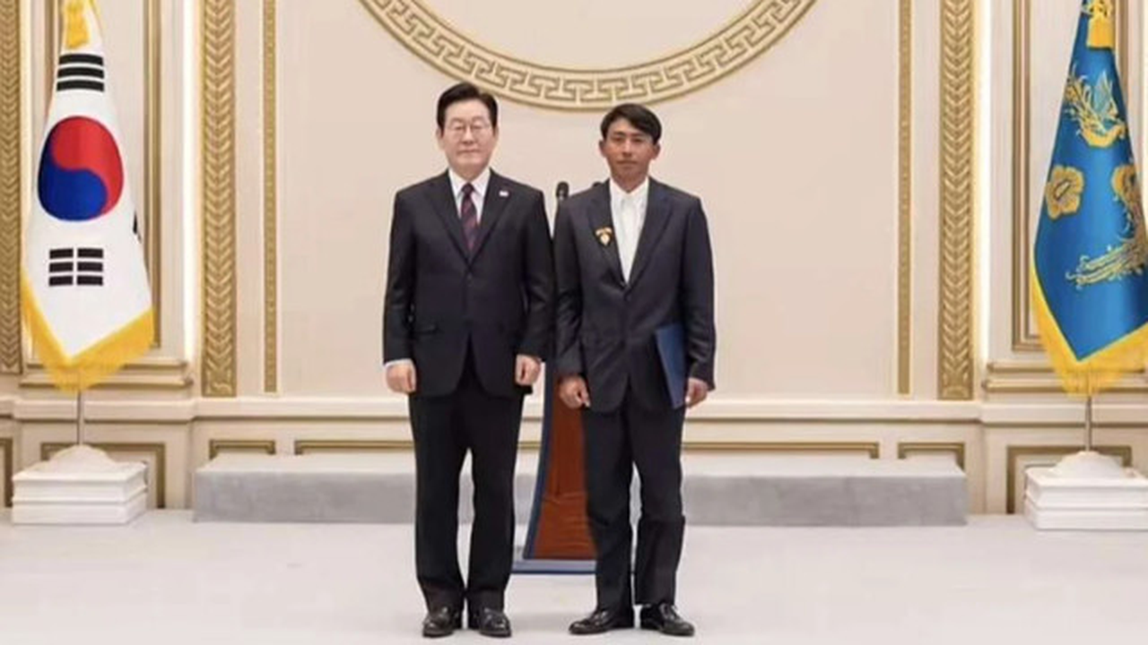 Nelayan Indonesia Sugianto bersama Presiden Korea Selatan Lee Jae Myung di Seoul, pada Jumat (2/1/2026). (Dok. Istimewa)