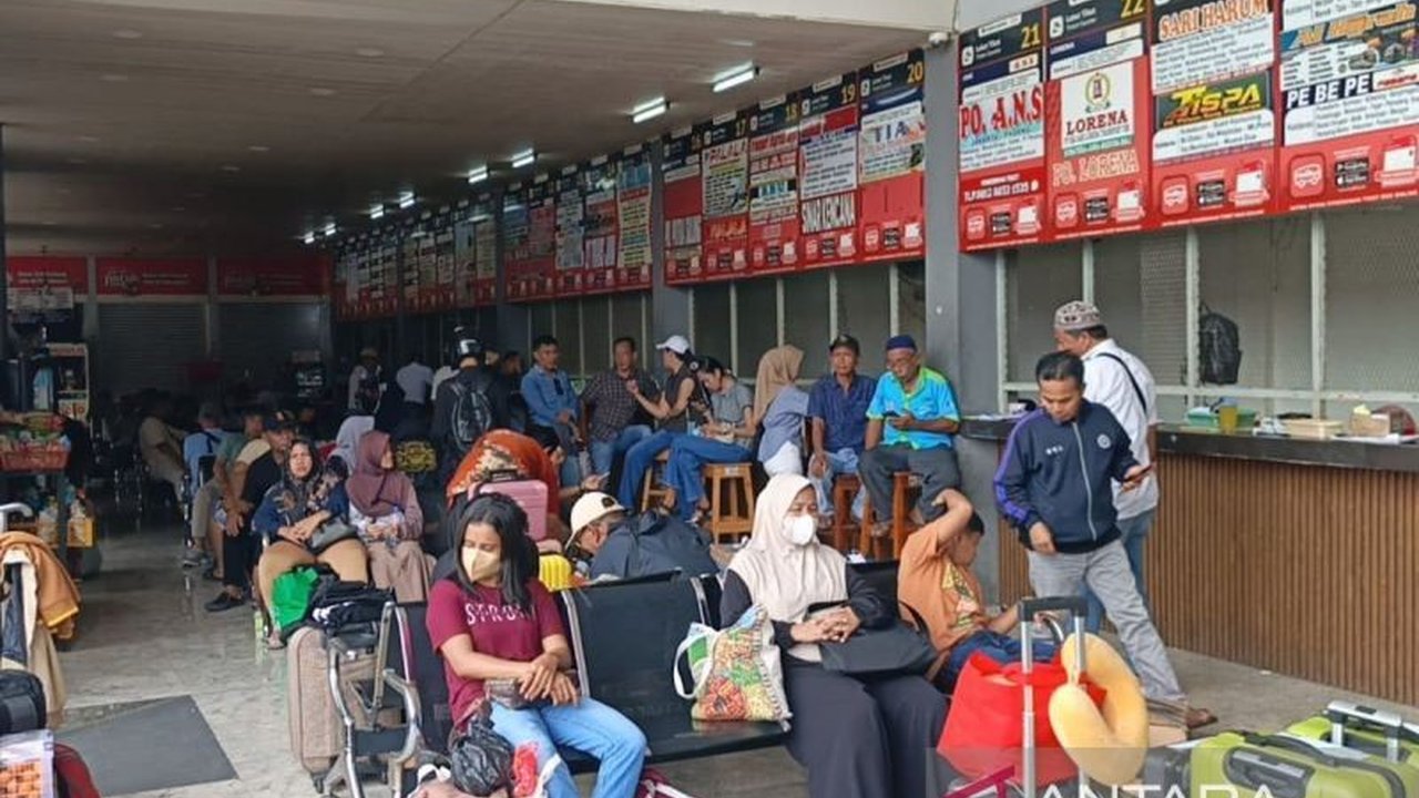 Puncak Arus Balik Terminal Kalideres mencatat lonjakan penumpang signifikan hingga 1.251 orang pada 3 Januari, naik 27 persen dari tahun sebelumnya, mengantisipasi kebutuhan transportasi pasca libur Natal dan Tahun Baru.