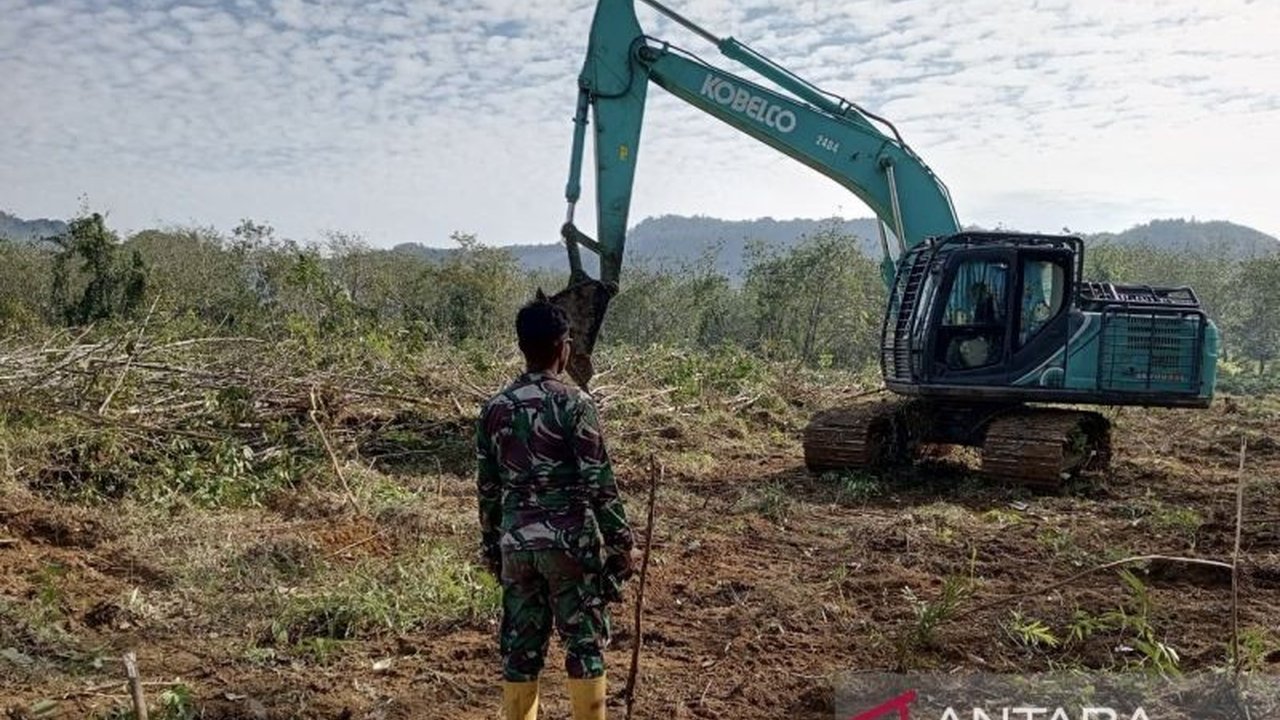 Prajurit Korps Marinir TNI AL sigap siapkan lahan untuk pembangunan hunian sementara di Tapanuli Selatan, Sumatera Utara, menjawab instruksi Presiden Prabowo Subianto untuk percepatan pemulihan pascabencana banjir bandang dan longsor.