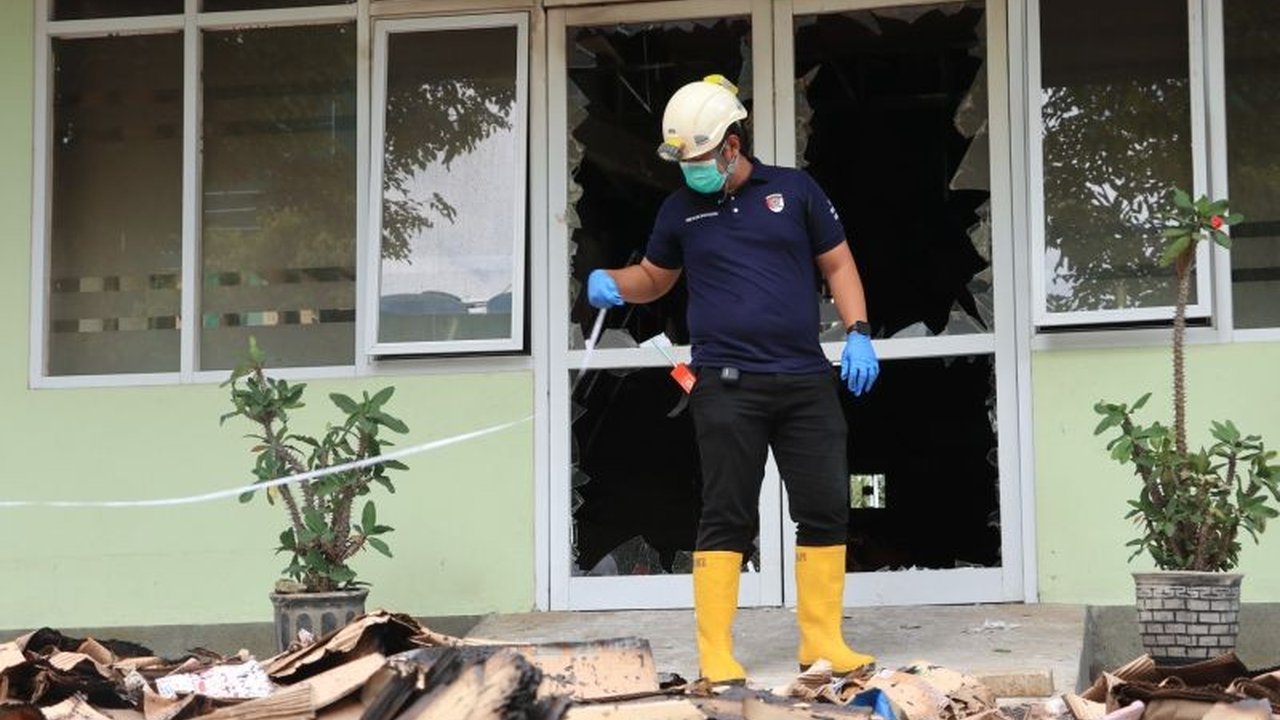 Penyidik Polres Ponorogo bersama Labfor Polda Jatim selidiki penyebab kebakaran gudang farmasi RSUD dr Harjono Ponorogo, dengan dugaan awal korsleting listrik.