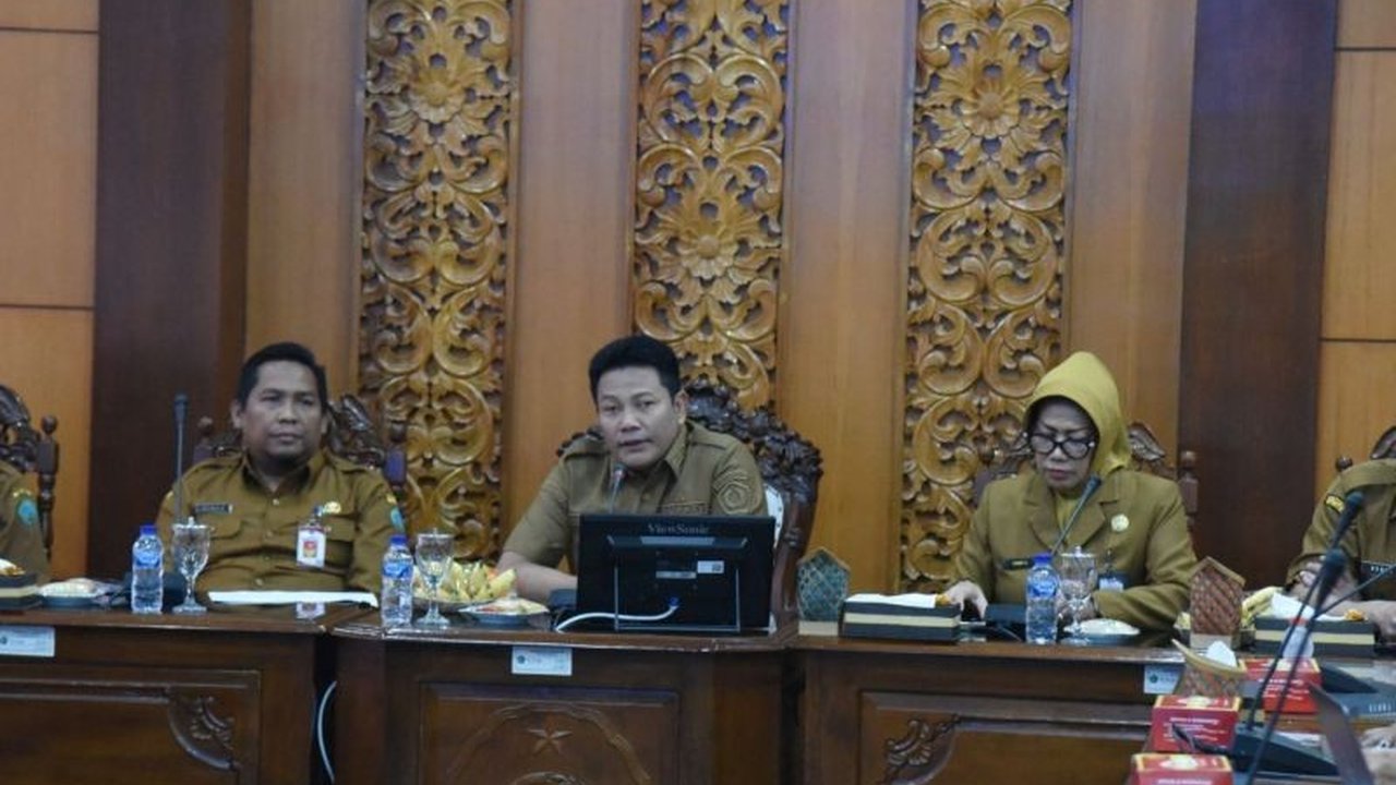 Bupati Sidoarjo Subandi meminta seluruh OPD mengoptimalkan sumber pendapatan demi peningkatan PAD Sidoarjo, terutama melalui digitalisasi retribusi parkir untuk mencapai target baru.