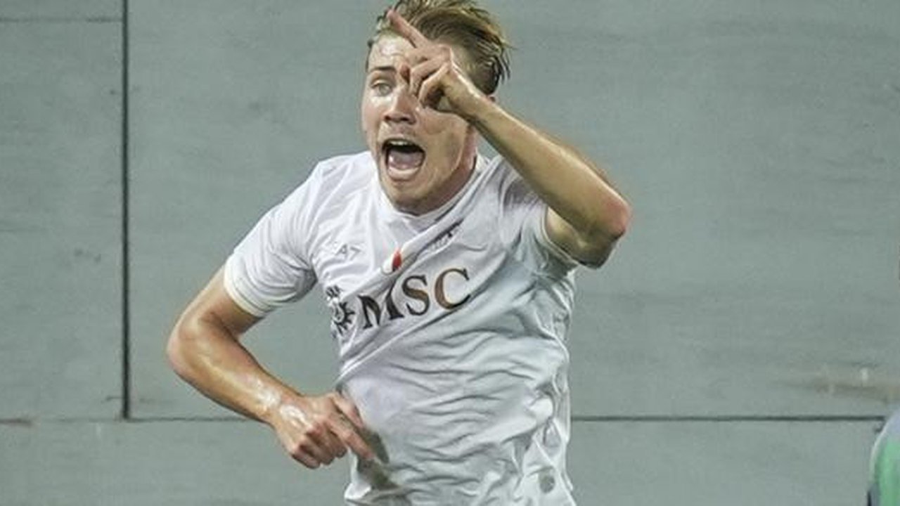 Pemain Napoli, Rasmus Hojlund, merayakan golnya saat menghadapi Fiorentina dalam pertandingan Serie A di Stadion Artemio Franchi, Florence, Italia, Minggu, 14 September 2025. (Massimo Paol