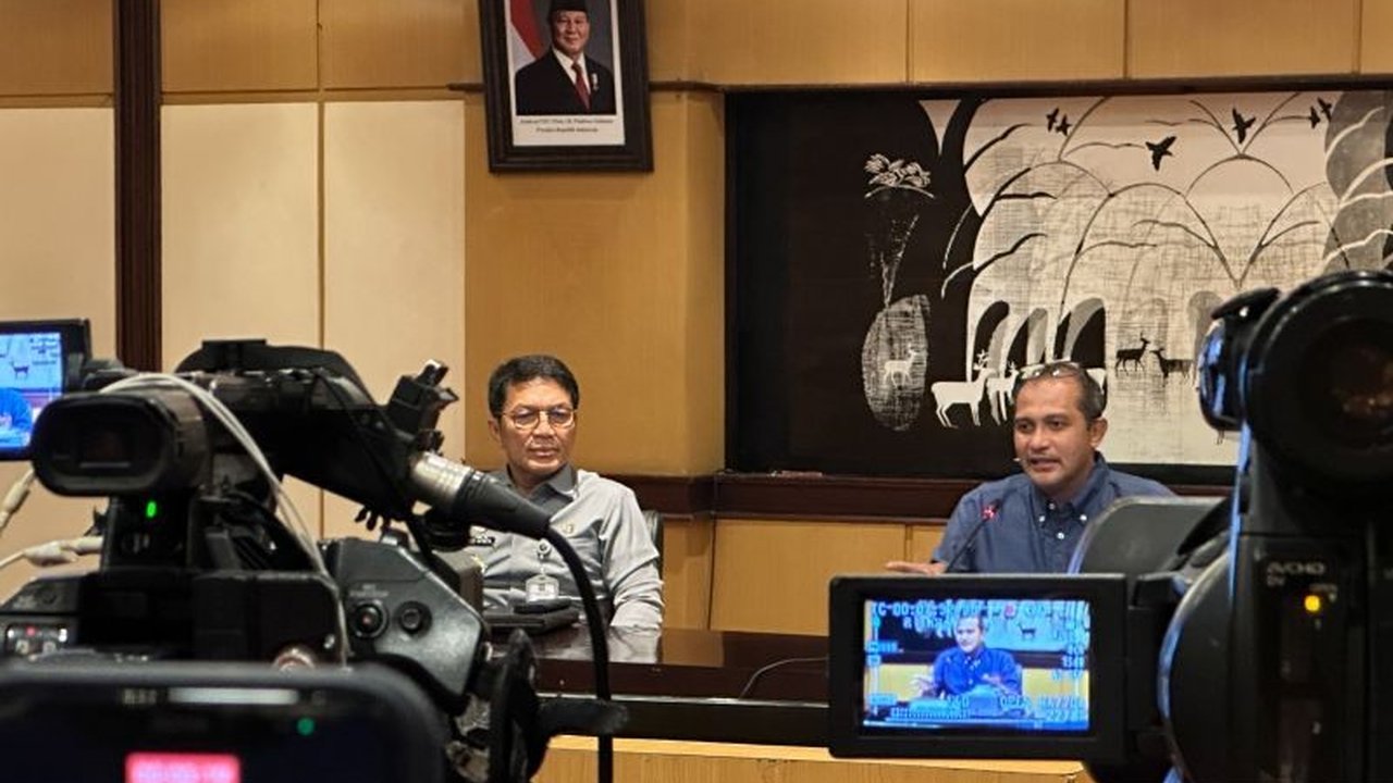 Wakil Menteri Hukum Edward Omar Sharif Hiariej menegaskan KUHP Baru membatasi pelapor delik penghinaan Presiden dan lembaga negara, hanya pihak tertentu yang bisa mengajukan aduan.