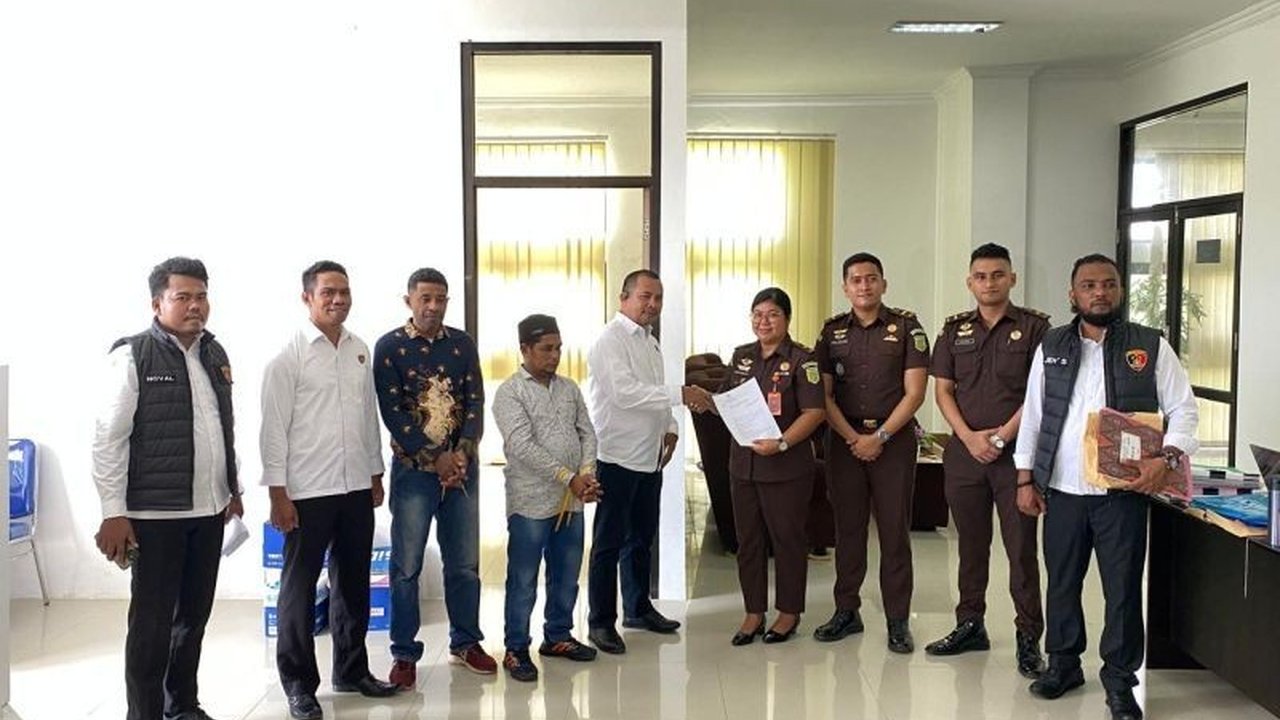 Polres SBT serahkan dua tersangka kasus korupsi Dana Desa Ainena ke Kejari, melibatkan Penjabat Kepala Desa dan Bendahara, dengan kerugian negara mencapai Rp1,16 miliar.
