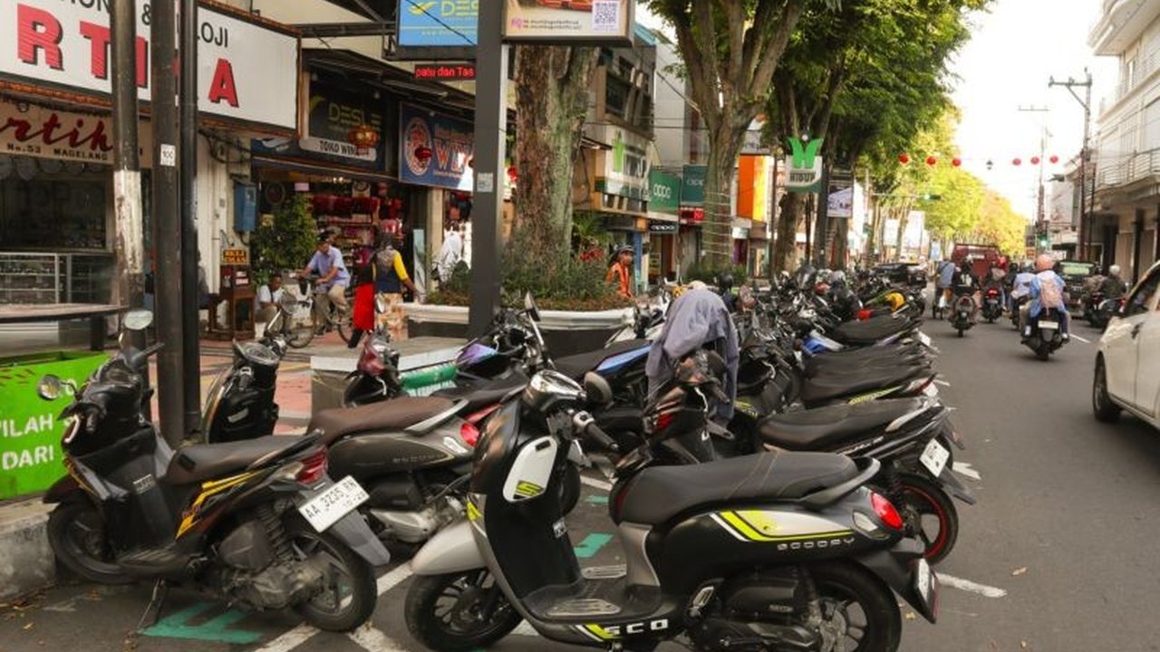 Pemkot Magelang memberlakukan Penurunan Tarif Parkir Magelang untuk motor dan mobil mulai 1 Januari 2026, menanggapi keluhan masyarakat dan dorong UMKM.