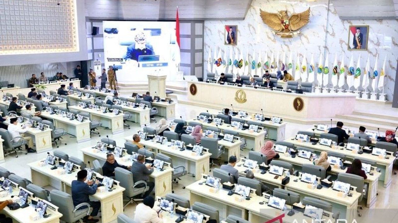 DPRD Jawa Barat membuka Masa Persidangan II Tahun Sidang 2025-2026, sekaligus meresmikan **Perubahan AKD DPRD Jabar 2026** untuk meningkatkan kinerja dan pelayanan kepada masyarakat.