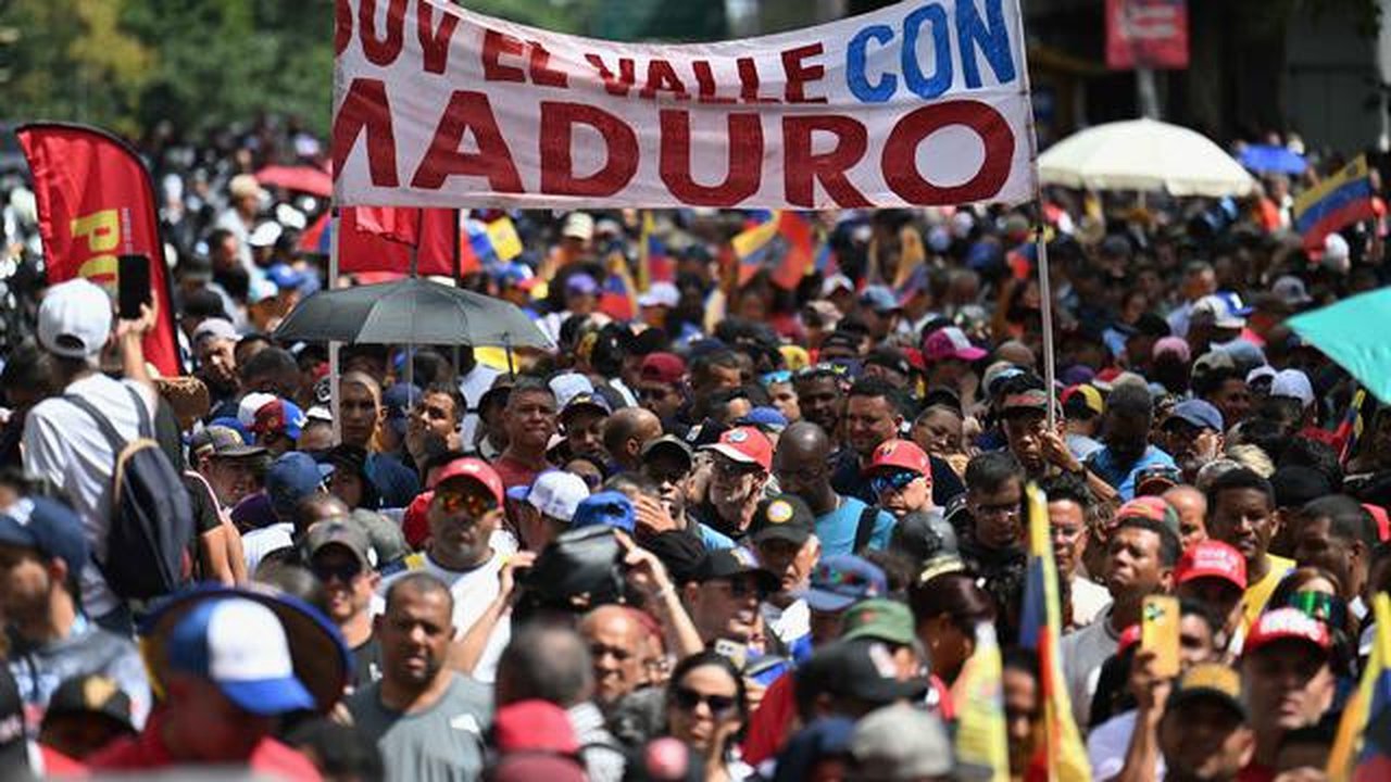 Pendukung mantan Presiden Venezuela, Nicolas Maduro, saat menggelar aksi unjuk rasa di Caracas pada Minggu 4 Januari 2026. Sehari setelah penangkapan oleh pasukan Amerika Serikat (AS), penduk