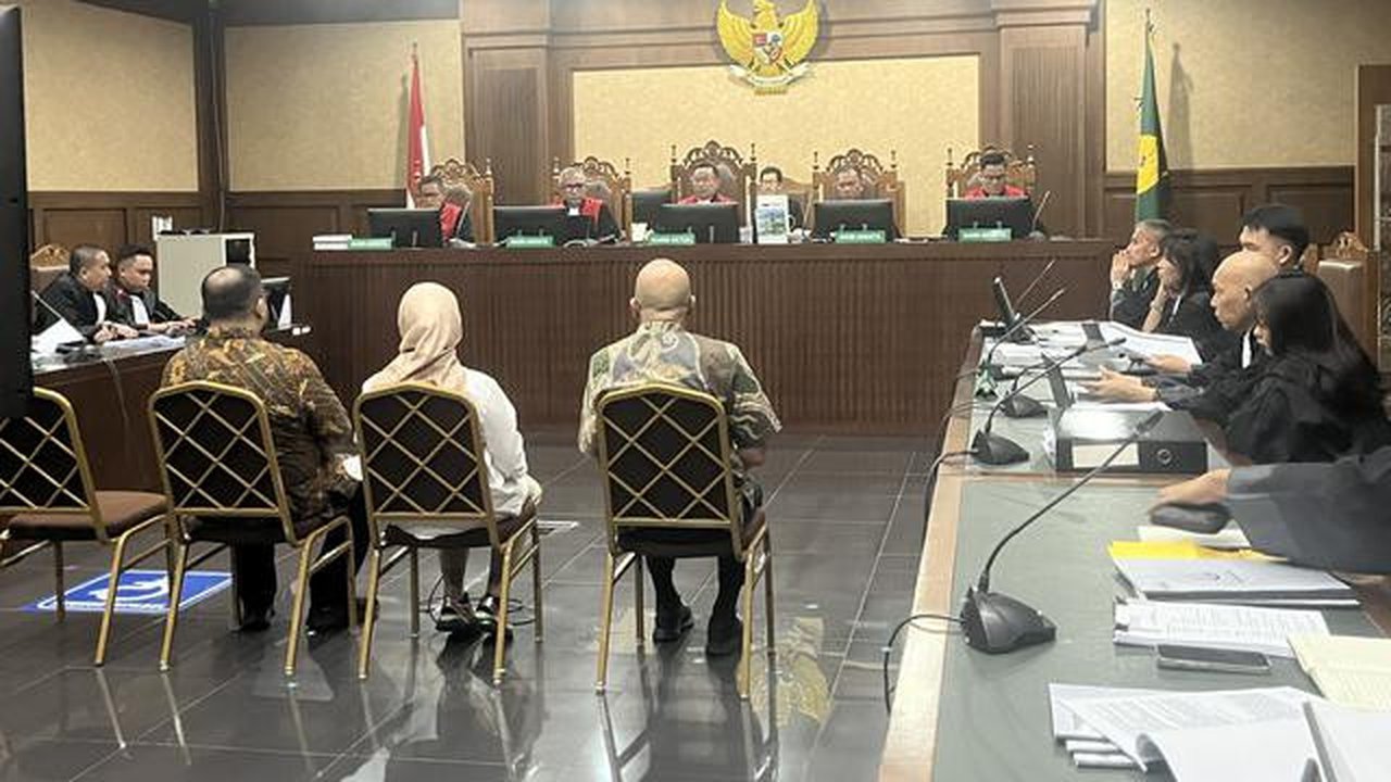 Tiga terdakwa kasus dugaan korupsi pengadaan laptop Chromebook di ruang sidang utama Pengadilan Tindak Pidana Korupsi Jakarta. (Foto: Liputan6.com/Radityo Priyasmoro).