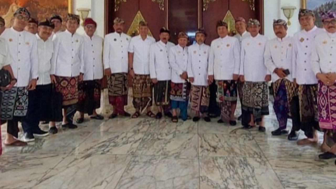 Tiga belas penglingsir puri di Bali mendesak Presiden Prabowo Subianto segera merealisasikan pembangunan Bandara Bali Utara di Kubutambahan, Buleleng, sesuai Perpres No. 12 Tahun 2025 untuk pemerataan ekonomi.