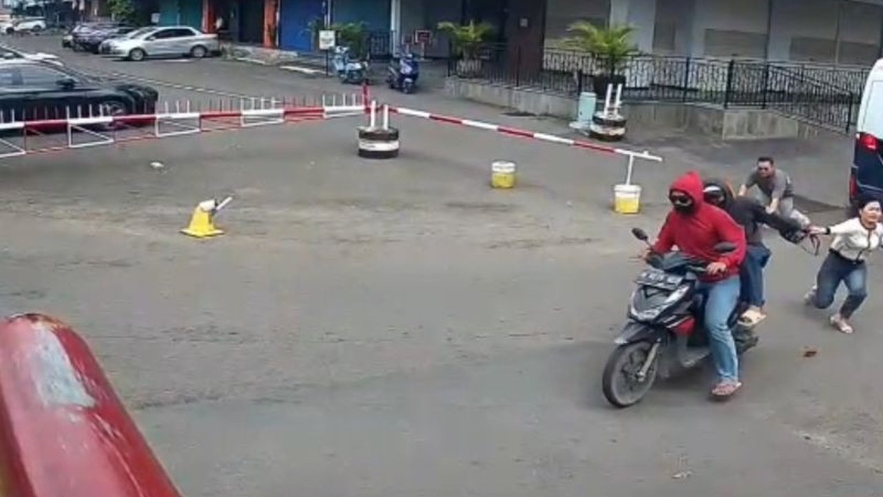 Unit Reskrim Polsek Kelapa Gading berhasil mengidentifikasi dua pelaku jambret yang merampas tas dan iPhone 16 milik jemaat gereja di Kelapa Gading, Jakarta Utara, memicu penyelidikan intensif.