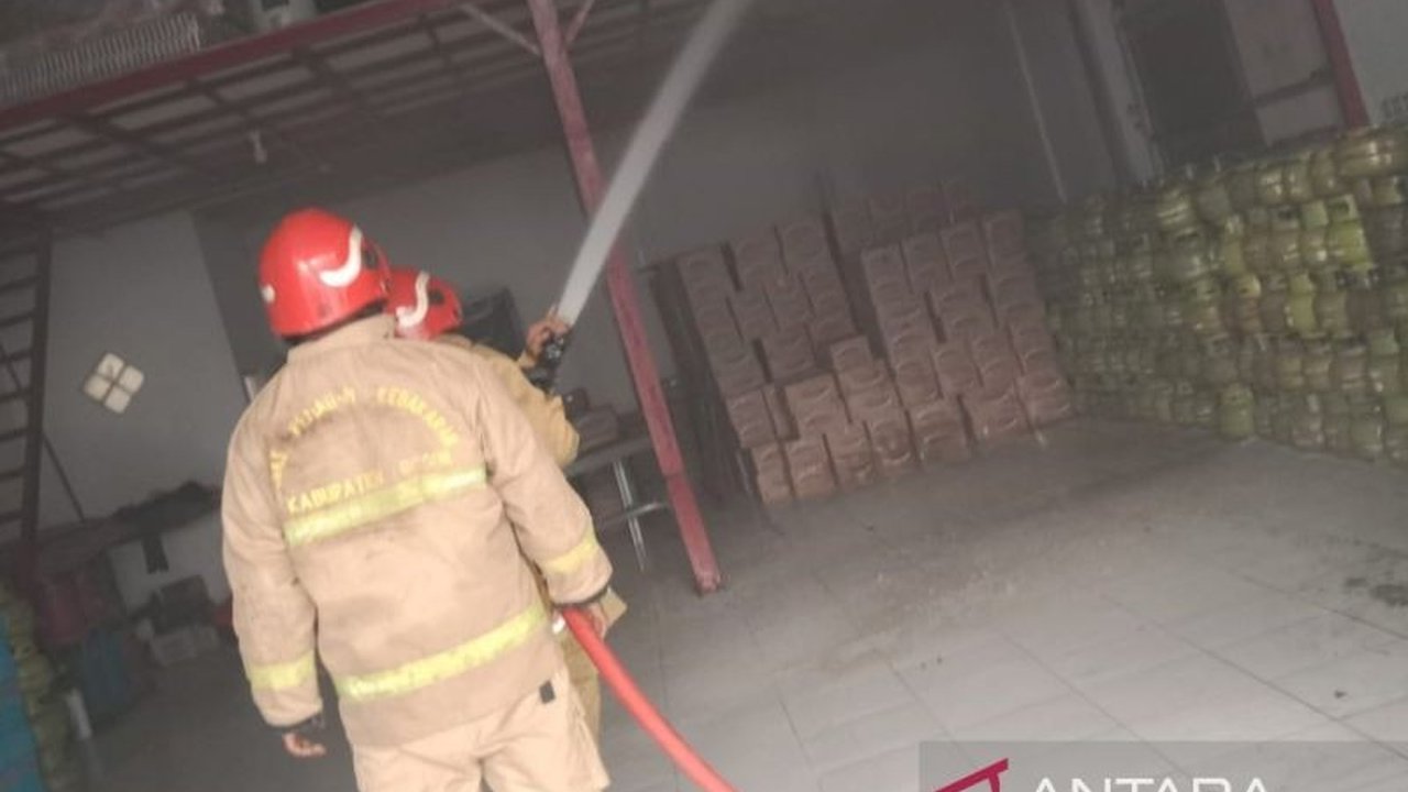 Dinas Pemadam Kebakaran dan Penyelamatan Kabupaten Bogor berhasil memadamkan kebakaran gudang di Metland Cileungsi dalam 37 menit, diduga akibat korsleting listrik. Insiden kebakaran gudang Cileungsi ini tidak menimbulkan korban jiwa.