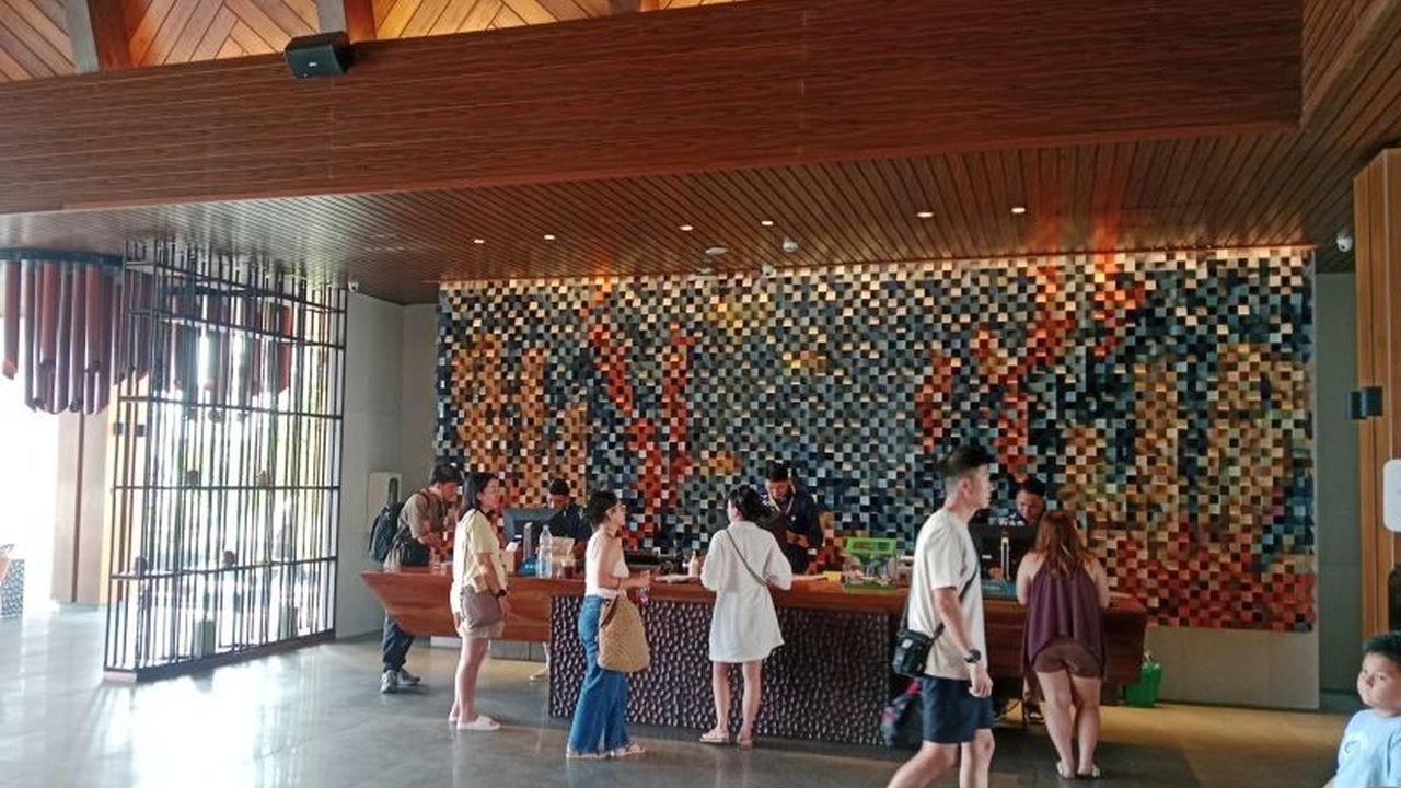 Durasi hunian hotel yang singkat di Nusa Tenggara Barat (NTB) berpotensi menimbulkan dampak jangka panjang serius terhadap ekonomi dan keberlanjutan industri pariwisata daerah.