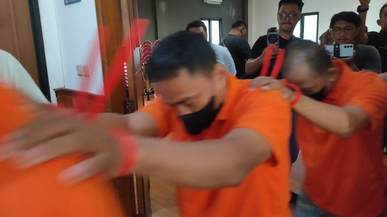 Polisi berhasil meringkus tiga pelaku Modus Pencurian Kabel PLN yang kerap menyamar sebagai petugas. Simak kronologi penangkapan dan kerugian yang ditimbulkan!
