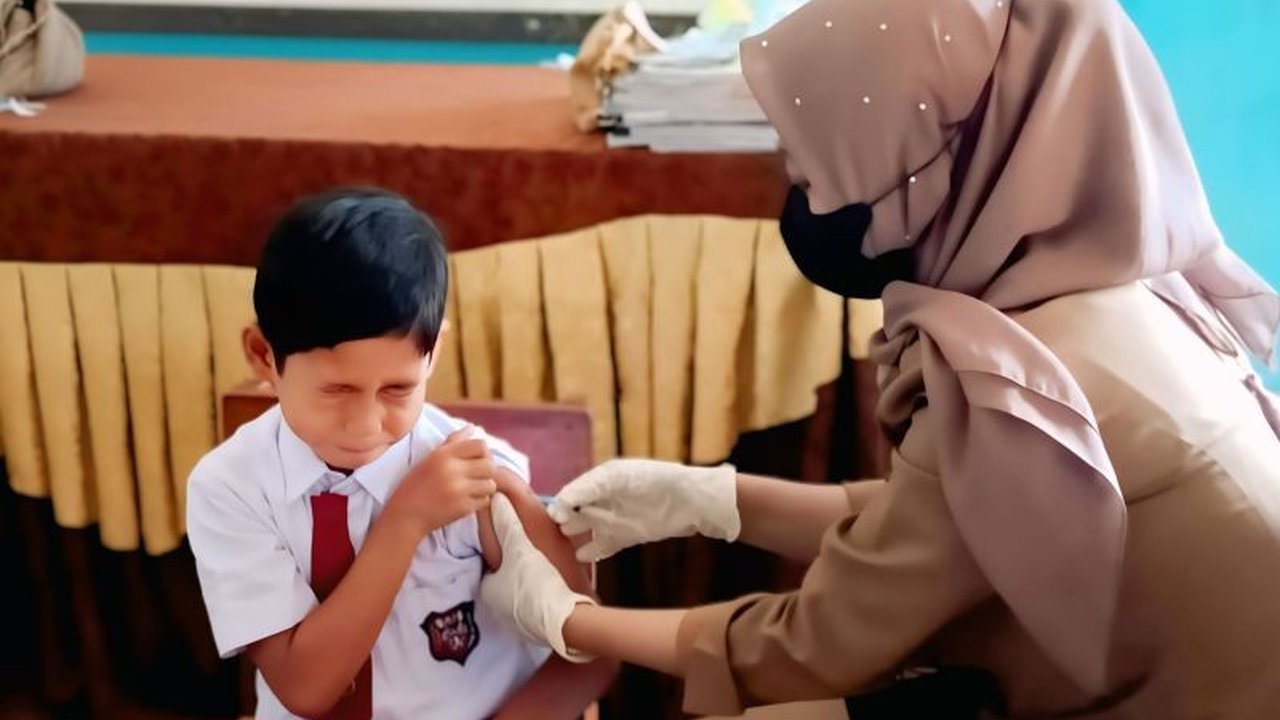 Dinas Kesehatan Kabupaten Ogan Komering Ulu (OKU) berhasil menuntaskan program Vaksin BIAS 2025, memberikan perlindungan penting bagi ribuan pelajar dari penyakit difteri dan tetanus dengan capaian di atas target nasional.