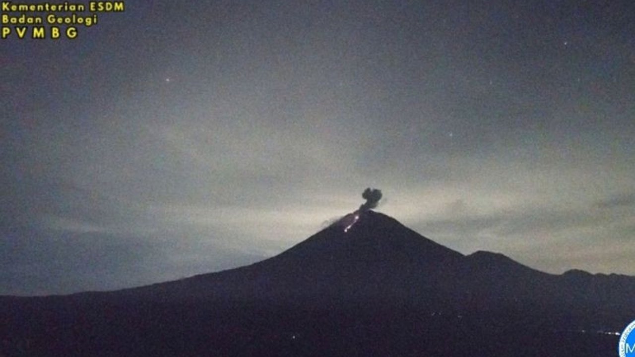 Gunung Semeru di Jawa Timur kembali alami erupsi disertai letusan setinggi 800 meter dan lontaran lava pijar, menegaskan status siaga yang perlu diwaspadai masyarakat sekitar.