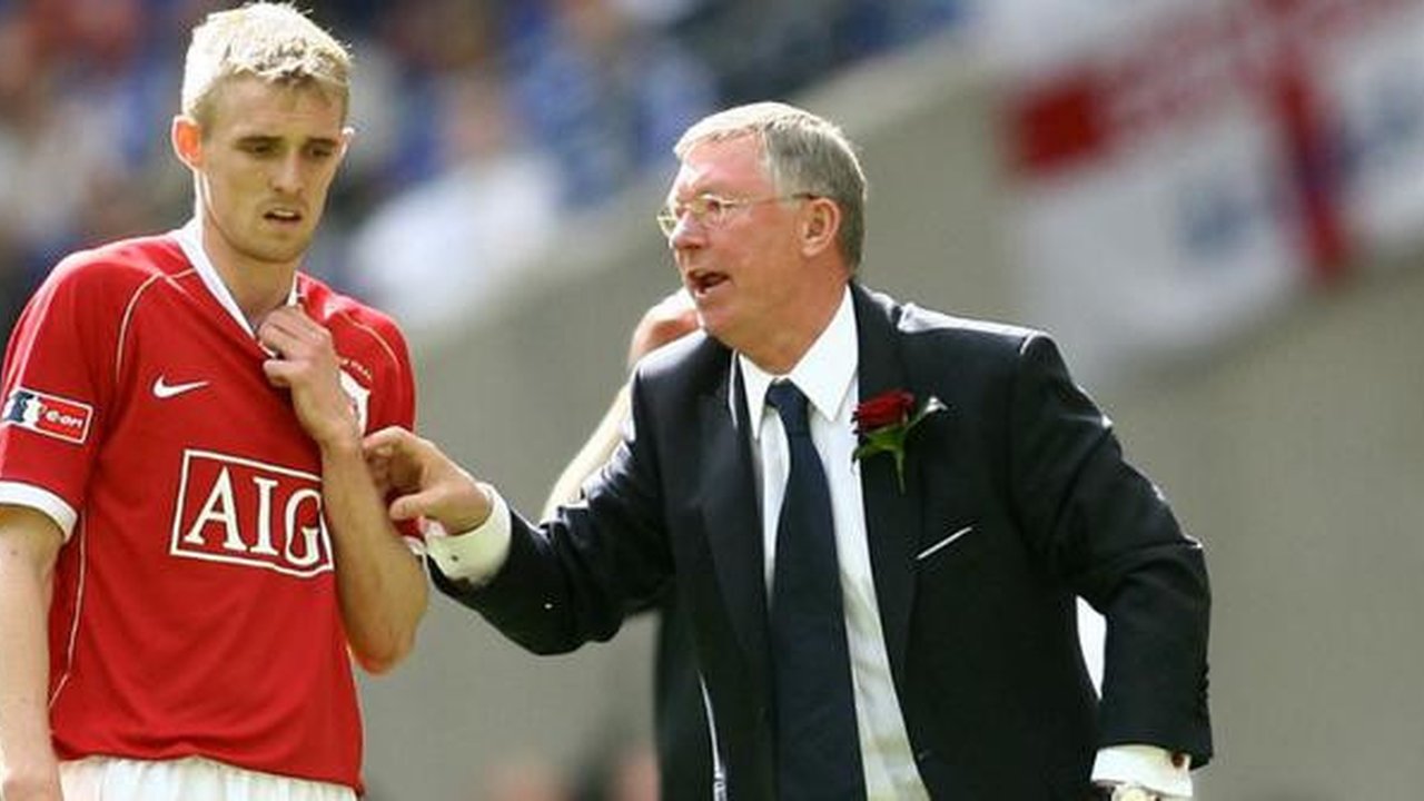 Manajer Manchester United Sir Alex Ferguson (kanan) berbicara dengan pemain Darren Fletcher saat timnya bermain melawan Chelsea di Stadion Wembley di London, 19 Mei 2007, selama pertandingan