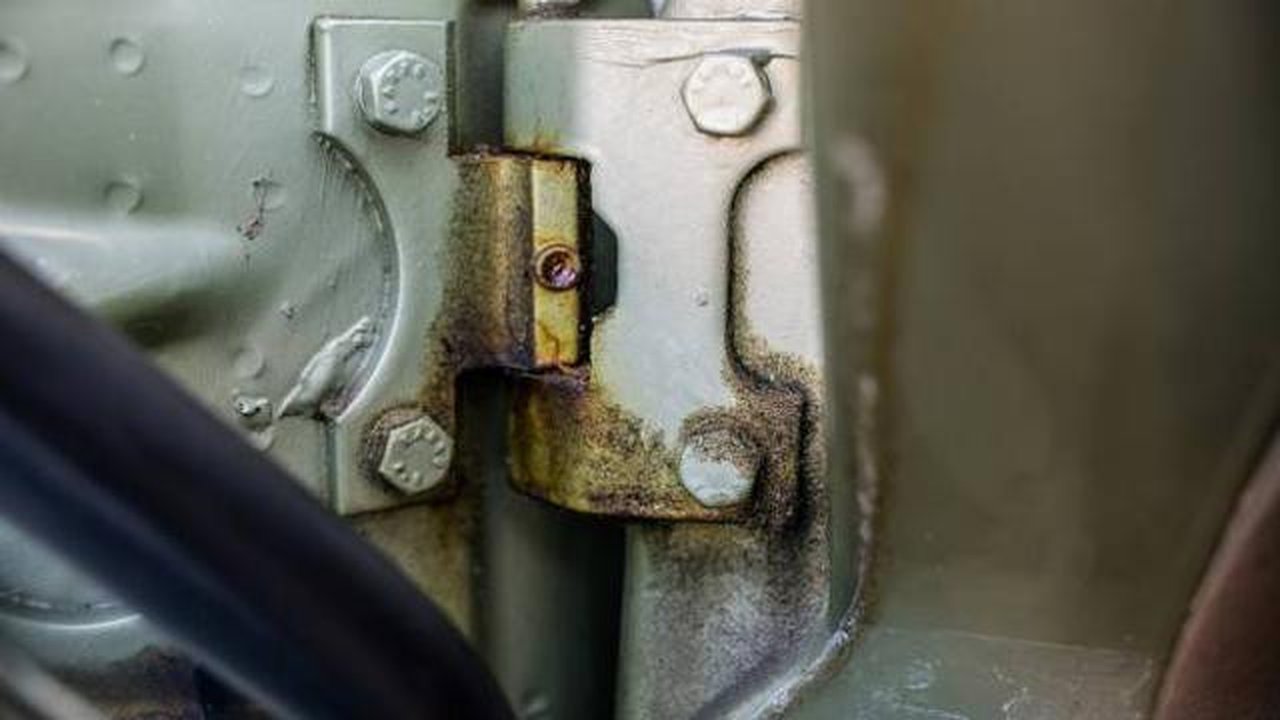 Karet pada engsel pintu mobil bukan hanya sekadar estetika, namun berpotensi menyebabkan korosi. (istockphoto.com)