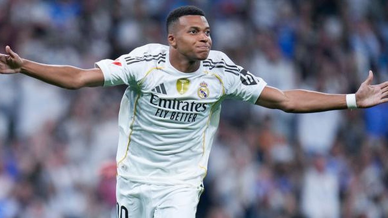 Pemain Real Madrid, Kylian Mbappe, melakukan selebrasi setelah mencetak gol ke gawang Osasuna pada laga pekan perdana La Liga di Stadion di Santiago Bernabeu, Rabu (20/8/2025) dini hari WIB.