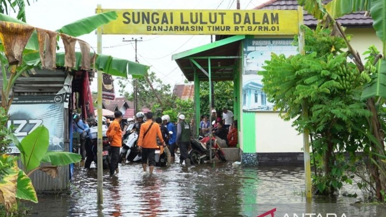 Pemerintah Kota Banjarmasin mendirikan dapur umum untuk korban banjir rob di Sungai Lulut, Banjarmasin Timur, memastikan kebutuhan pangan terpenuhi dan menunjukkan kesiapsiagaan Dinas Sosial. Dapur Umum Banjarmasin ini beroperasi selama lima hari.
