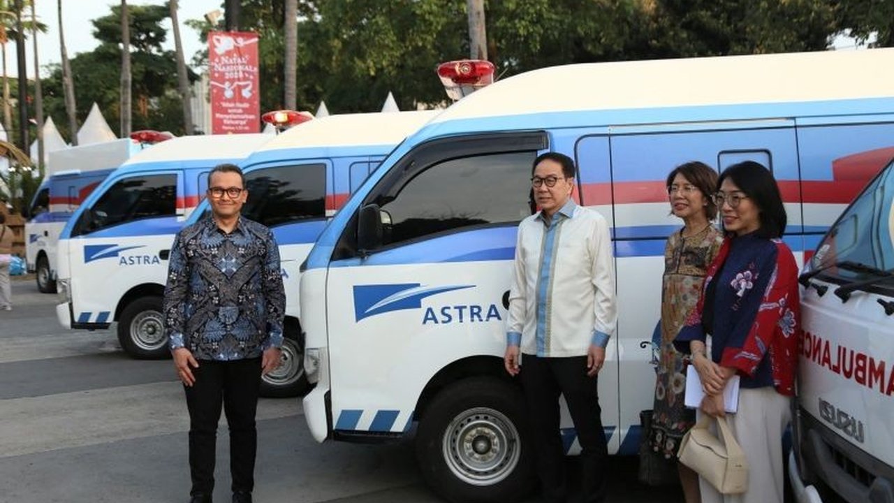 Astra menyerahkan 35 unit ambulans untuk memperkuat layanan kesehatan di berbagai wilayah Indonesia, menegaskan komitmen Astra Donasi Ambulans demi akses medis yang lebih baik.