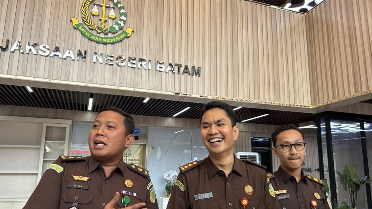 Kejaksaan Negeri Batam belum melaksanakan eksekusi putusan kasasi terhadap Kompol Satria Nanda dan sembilan mantan anggota Satresnarkoba Polresta Barelang, meskipun Mahkamah Agung telah menjatuhkan vonis berat pada Oktober 2025.