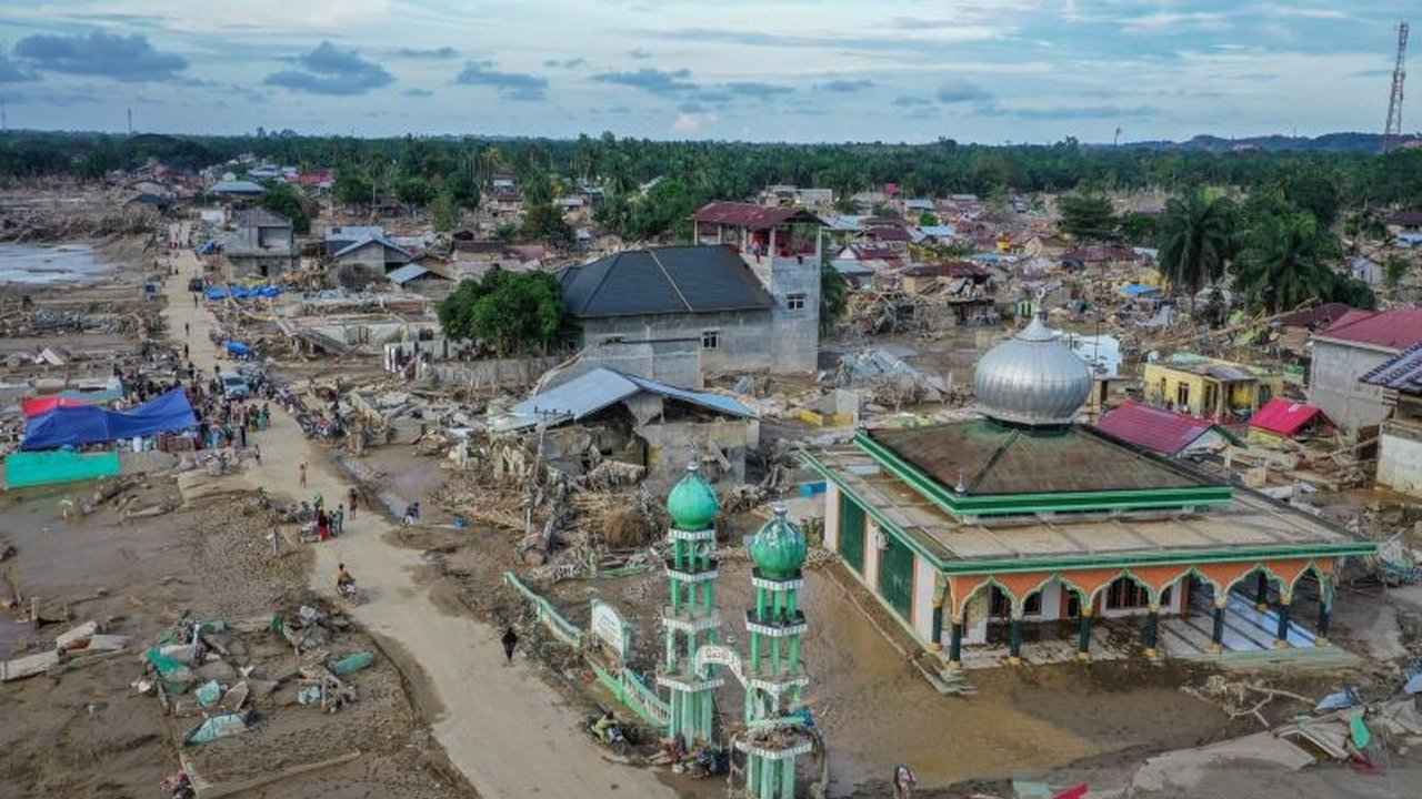 Badan Nasional Penanggulangan Bencana (BNPB) melaporkan jumlah Korban Banjir Bandang Sumatra dan tanah longsor di tiga provinsi telah mencapai 914 jiwa, dengan ratusan lainnya masih hilang. Simak detail terkini!