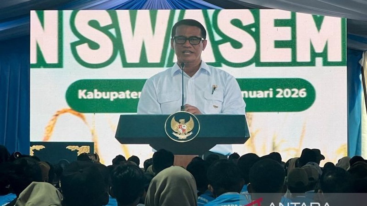 Menteri Pertanian Andi Amran Sulaiman melaporkan kepada Presiden Prabowo Subianto tentang progres Pembangunan Pabrik Pupuk Nasional, menargetkan lima pabrik siap beroperasi sebelum 2029 demi swasembada pangan.