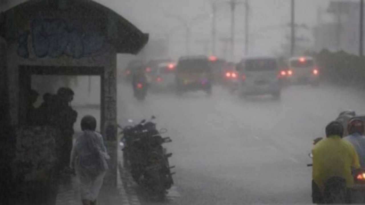 Badan Meteorologi, Klimatologi, dan Geofisika (BMKG) mengeluarkan Peringatan Hujan Lebat BMKG di berbagai daerah Indonesia pada Kamis, mengimbau masyarakat untuk waspada terhadap potensi cuaca ekstrem.