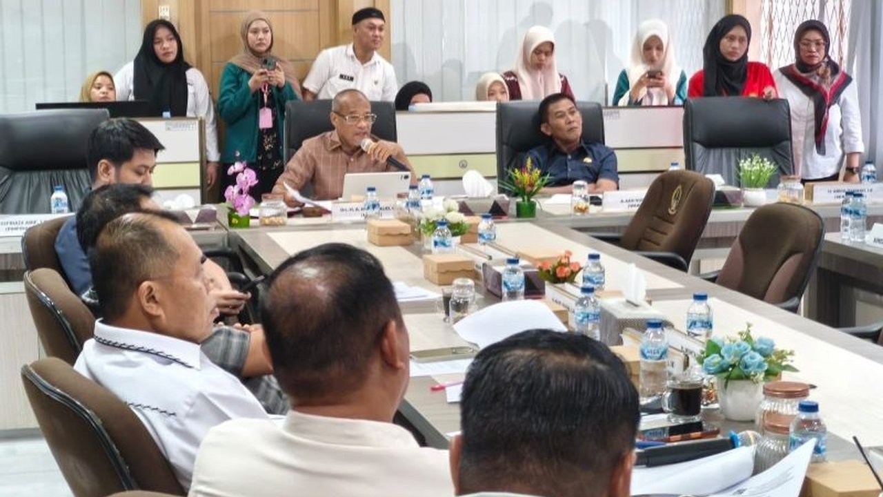 DPRD Sulsel menyoroti dugaan korupsi proyek Tanggul Tallo senilai Rp44,8 miliar yang melibatkan praktik 'tali asih' kepada warga. Temukan kejanggalan dalam proyek vital ini.