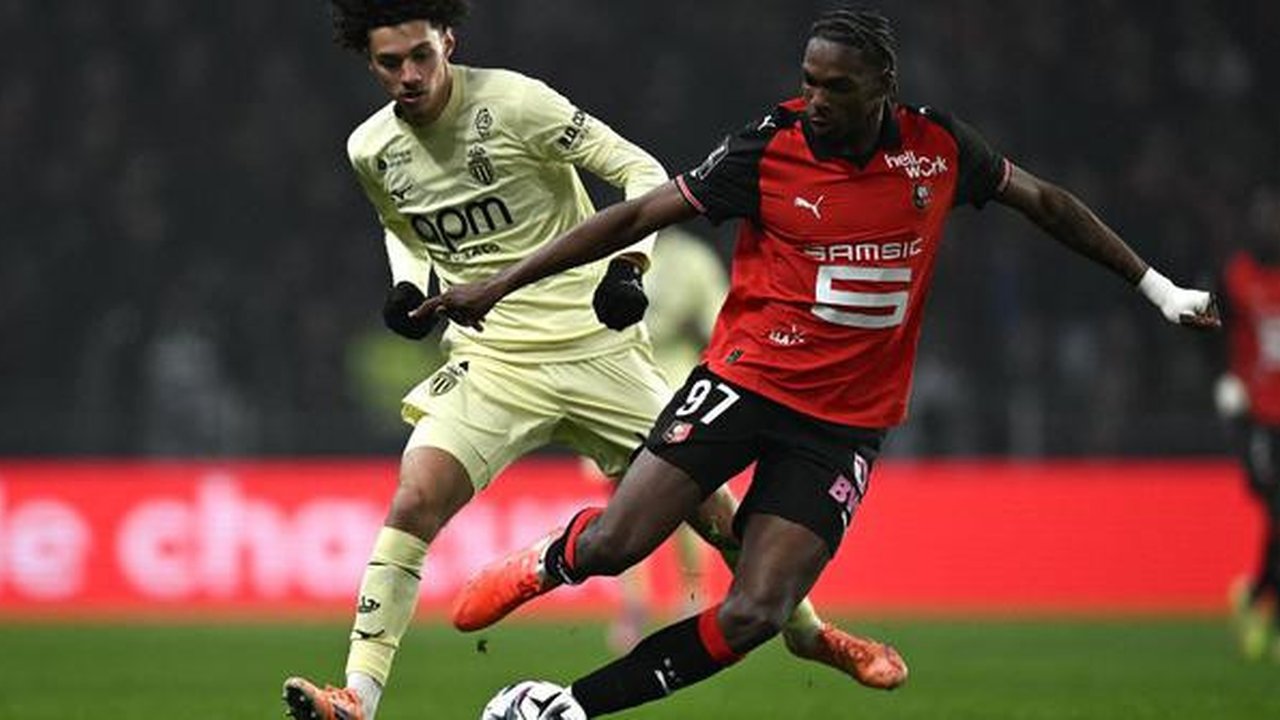 Bek muda Rennes, Jeremy Jacquet (kanan). (AFP/Lou BENOIST)