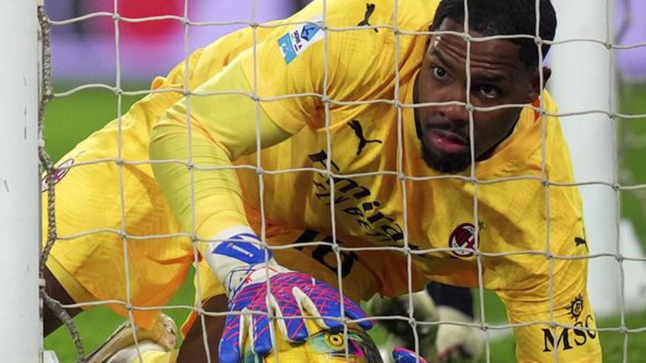 Kiper AC Milan, Mike Maignan gagal menghalau bola tendangan pemain Atalanta Charless De Cetelaere yang berbuah menjadi gol pada laga lanjutan Liga Italia 2024/2025 di ewiss Stadium, Bergamo,