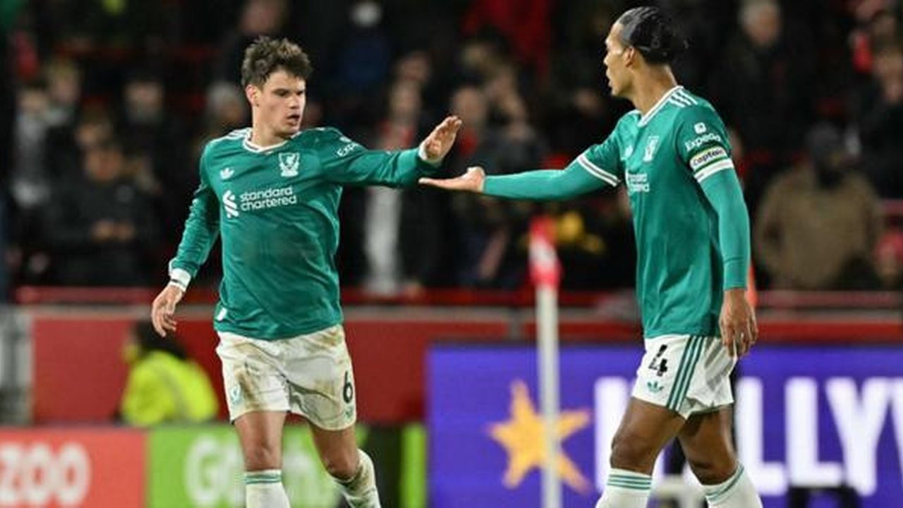 Bek Liverpool asal Hungaria #06, Milos Kerkez (kiri), merayakan gol bersama bek Liverpool asal Belanda #04, Virgil van Dijk (kanan), setelah mencetak gol pertama mereka untuk kemenangan 2-