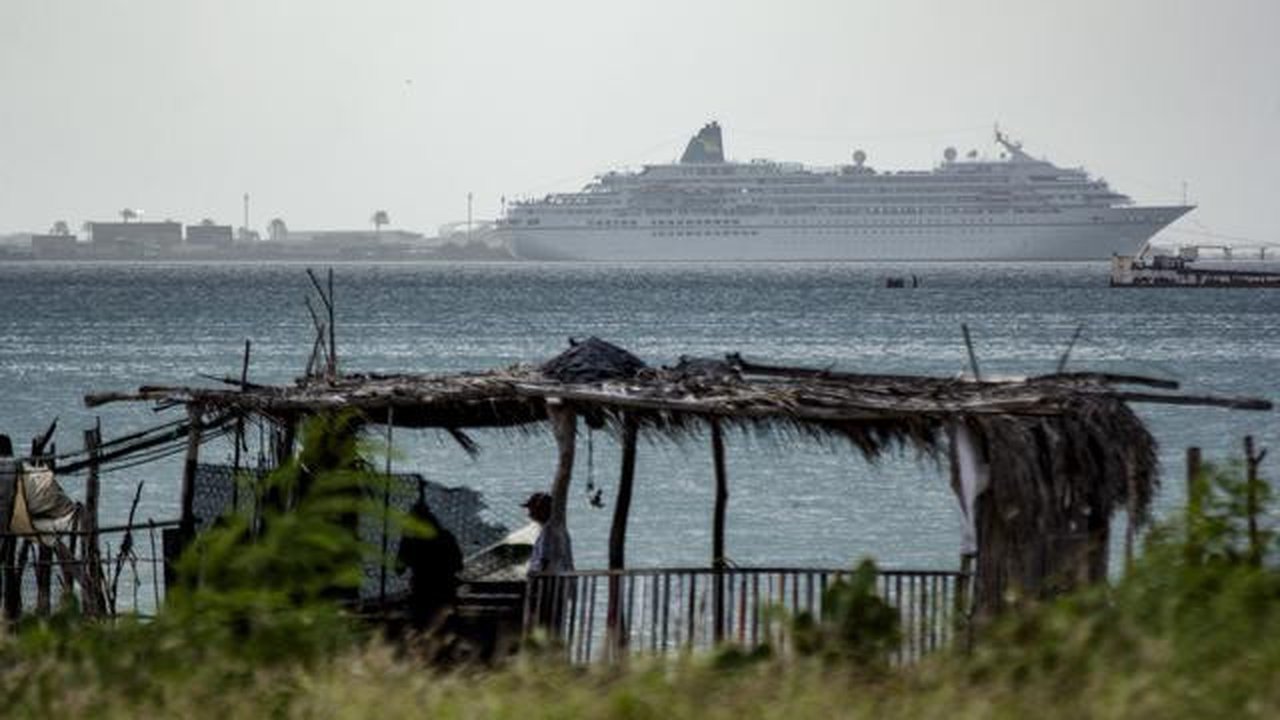 Kapal pesiar MS Amadea dengan sekitar 500 wisatawan dari berbagai negara Eropa tiba di pelabuhan El Guamache di Isla Margarita, negara bagian Nueva Esparta, Venezuela (3/1/2023). Kapal pesiar