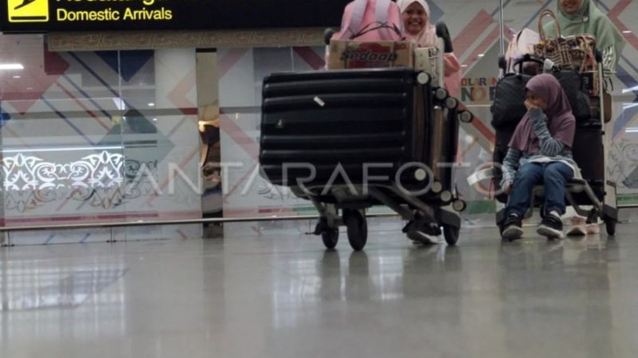 Bandara Kualanamu mencatat lonjakan signifikan penumpang selama periode libur Natal 2025 dan Tahun Baru 2026, menunjukkan tingginya animo masyarakat untuk bepergian.