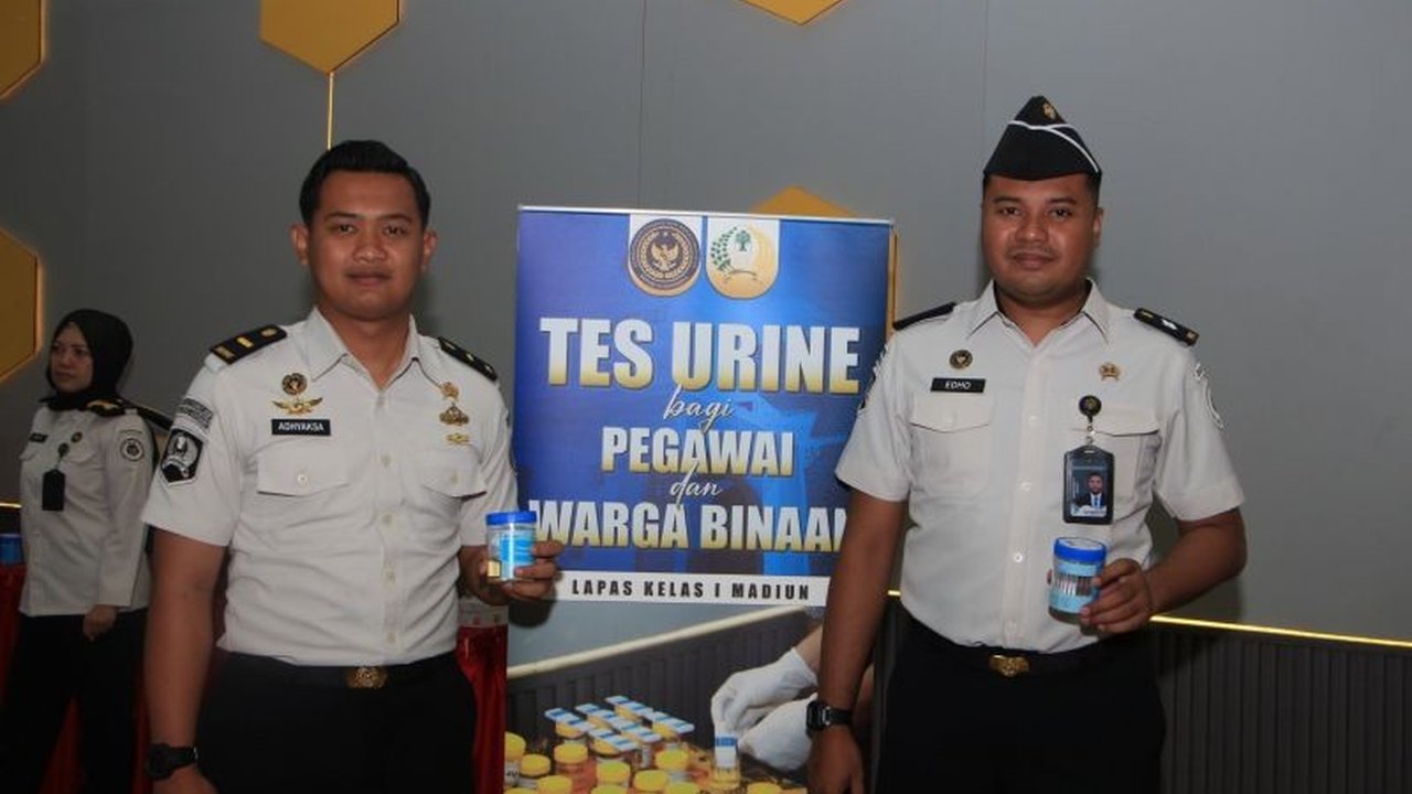 Lapas Kelas I Madiun menggelar tes urine Lapas Madiun secara mendadak dan acak, menyasar warga binaan hingga sipir. Langkah tegas ini menjadi komitmen serius memberantas narkoba di lingkungan pemasyarakatan.