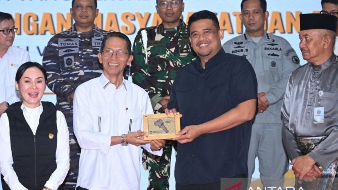 Gubernur Sumut Bobby Afif Nasution menerima Donasi Bencana Sumut sebesar Rp4,7 miliar dari Pemkot Batam, wujud kepedulian terhadap korban banjir dan longsor di 18 kabupaten/kota.