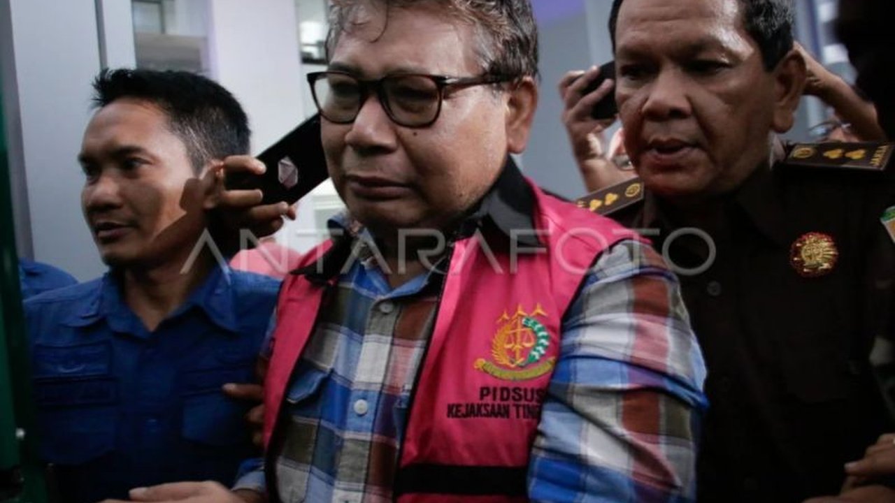 Kejaksaan Tinggi Nusa Tenggara Barat (NTB) tengah mengusut dugaan korupsi lahan sirkuit MXGP Samota, Sumbawa, yang merugikan negara Rp6,7 miliar. Dua tersangka telah ditetapkan, mengungkap manipulasi harga tanah yang menjadi fokus utama penyelidikan.