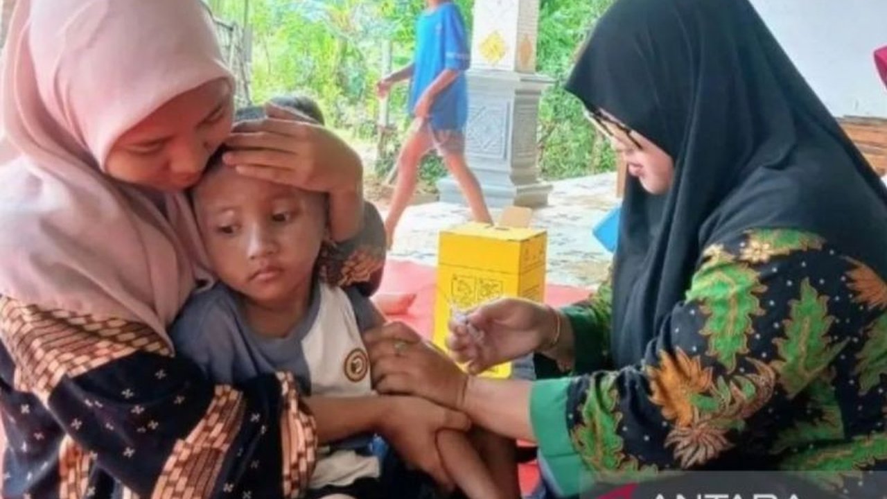 Dinas Kesehatan Pamekasan melaporkan 12 kematian dan ribuan kasus Kasus Campak Pamekasan sepanjang 2025, mayoritas balita yang belum imunisasi. Simak detail KLB dan upaya penanganannya.