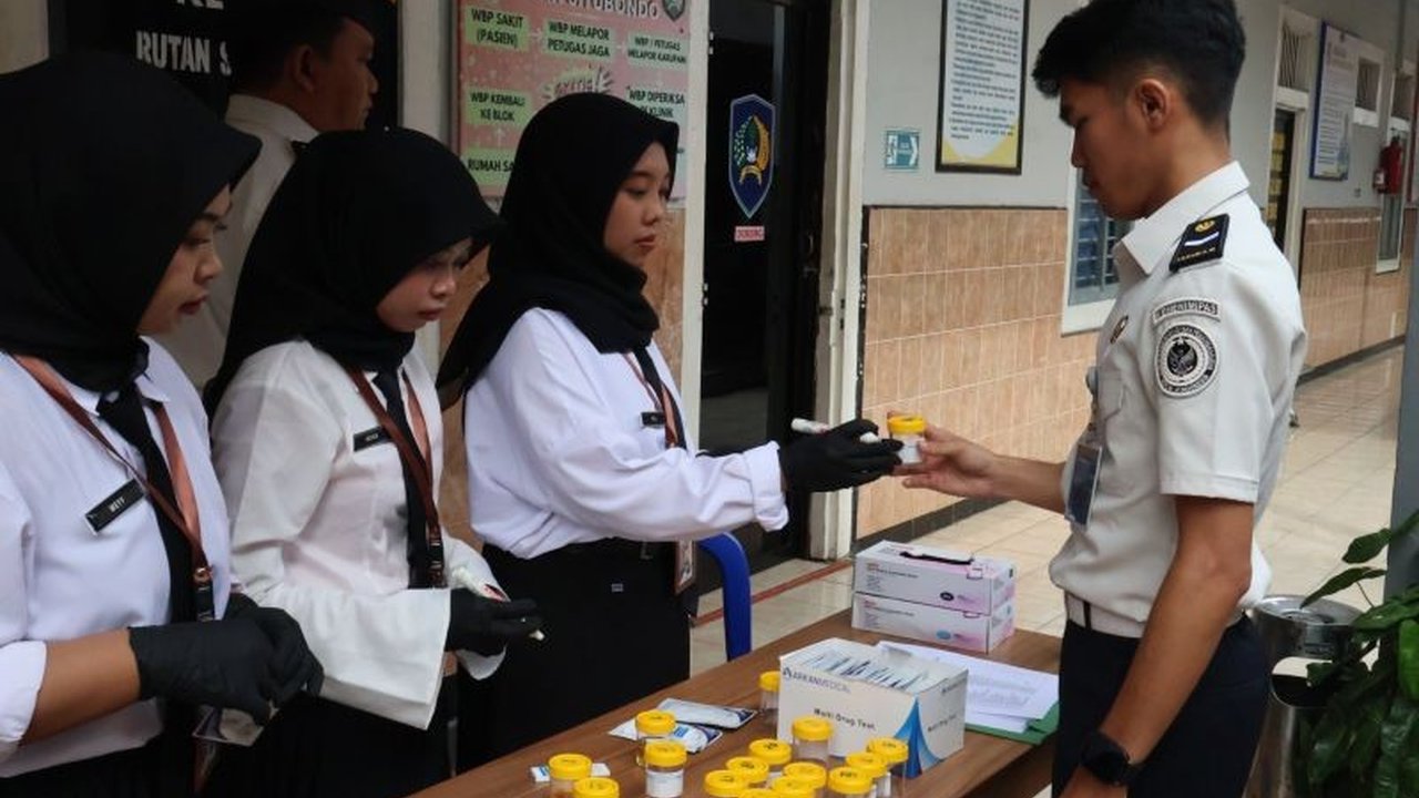 Rumah Tahanan Negara (Rutan) Kelas IIB Situbondo menggelar tes urine mendadak bagi warga binaan dan seluruh petugas. Tes urine Rutan Situbondo ini bertujuan untuk deteksi dini penyalahgunaan narkoba dan menciptakan lingkungan pemasyarakatan yang bersih da