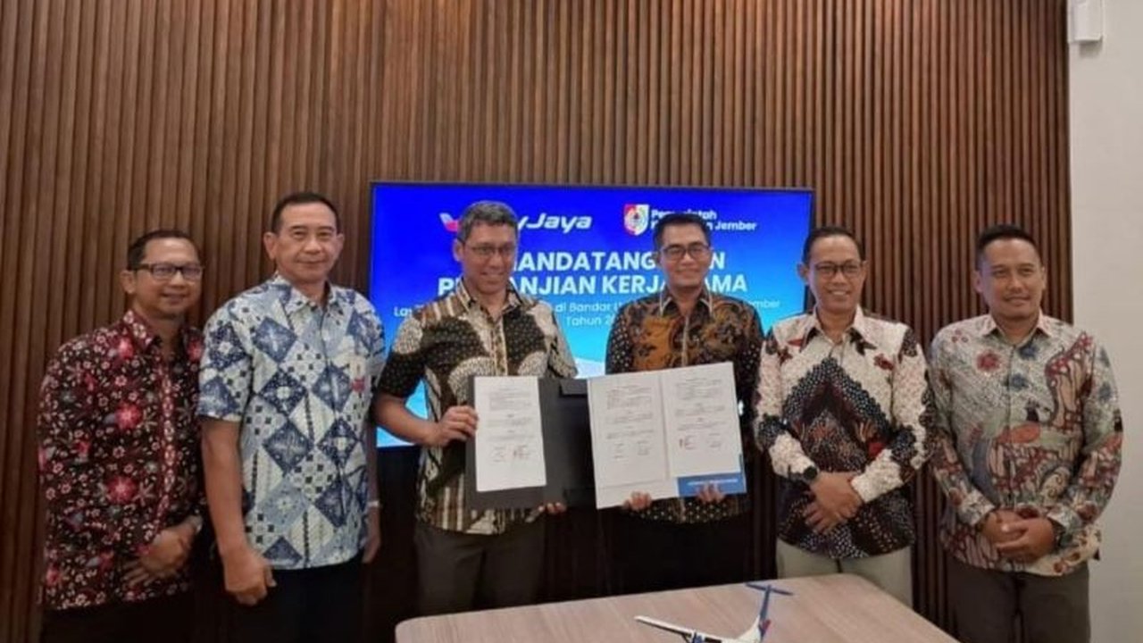 Mulai 13 Januari 2026, harga tiket pesawat Jember-Jakarta turun signifikan berkat negosiasi Pemkab Jember dengan Maskapai Fly Jaya, didukung fasilitas refuelling mandiri di Bandara Notohadinegoro.