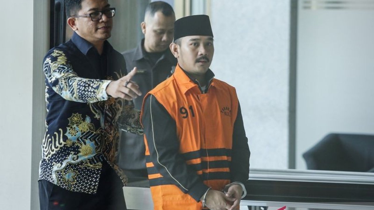 Komisi Pemberantasan Korupsi (KPK) terus dalami aliran uang kasus Ade Kunang yang diduga melibatkan Wakil Ketua DPRD Kabupaten Bekasi, terkait proyek pengadaan, memicu pertanyaan tentang jangkauan korupsi di pemerintahan daerah.