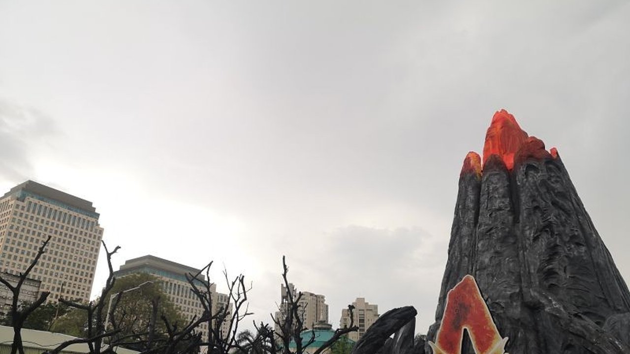 Badan Meteorologi Klimatologi dan Geofisika (BMKG) merilis Prakiraan Cuaca Jakarta hari ini, Jumat, dengan potensi hujan ringan hingga sedang di berbagai wilayah ibu kota. Simak detail waktu dan intensitasnya!