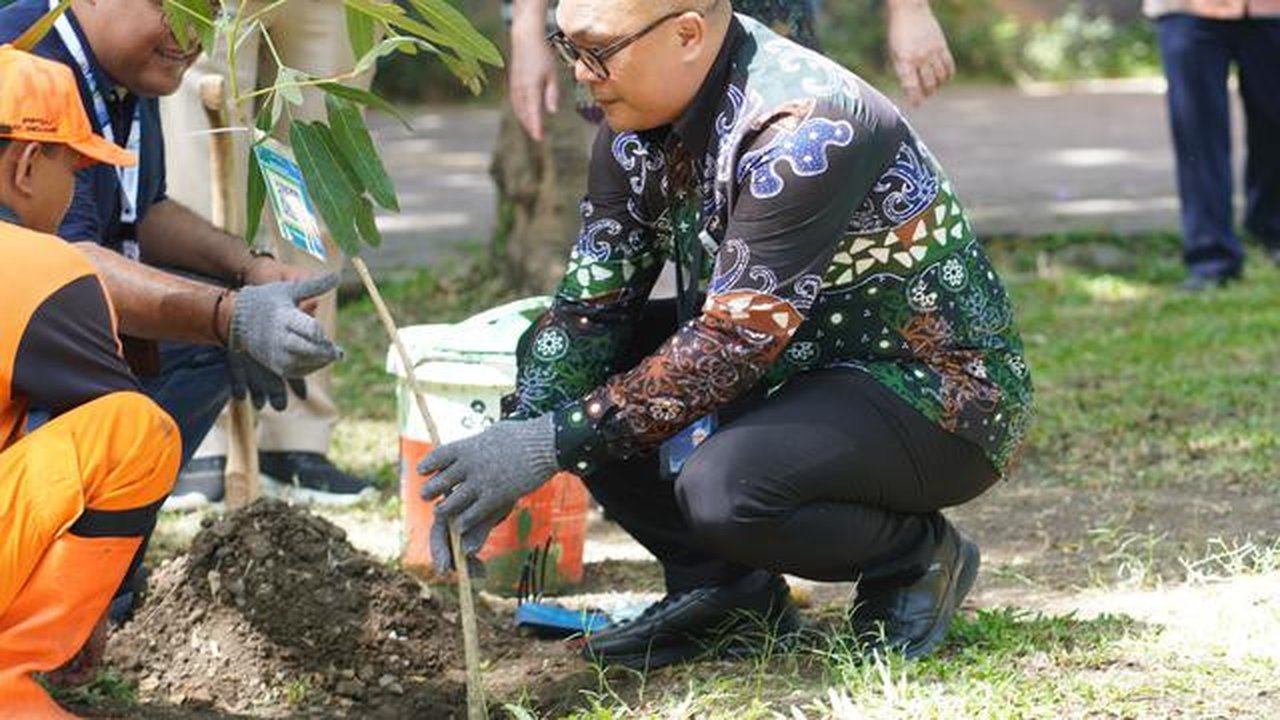 Pentingnya tanaman di RPTRA Sungai Bambu, Jakarta Utara (Jakut) bersama perwakilan BKI, kelurahan, dan warga. (Istimewa)